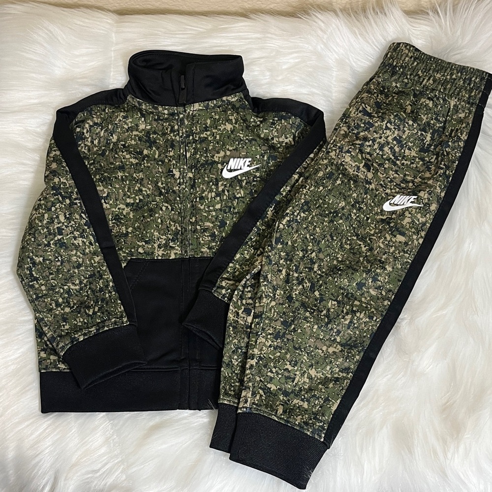 Nike Green Black Camo 2-Piece Full Zip Jacket Jogger Set - Picture 1 of 8